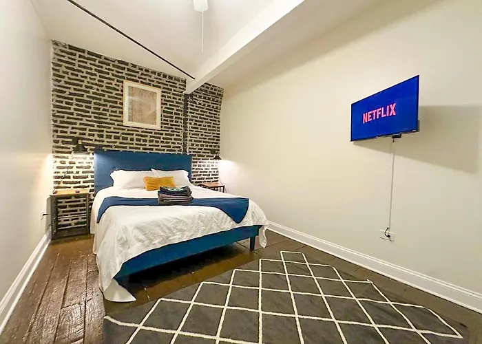Apartment Mccormick Place Spacious 5br With Pool Table & Optional Parking Sleeps 10 Near Soldier Field And Grant Park Chicago