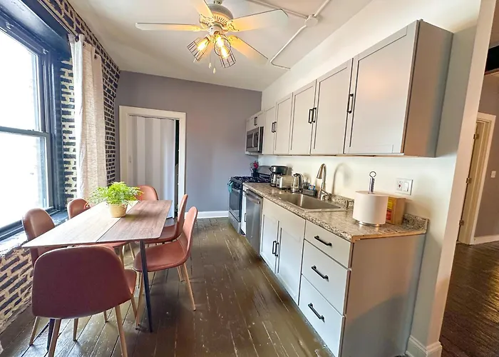 Mccormick Place Spacious 5br With Pool Table & Optional Parking Sleeps 10 Near Soldier Field And Grant Park