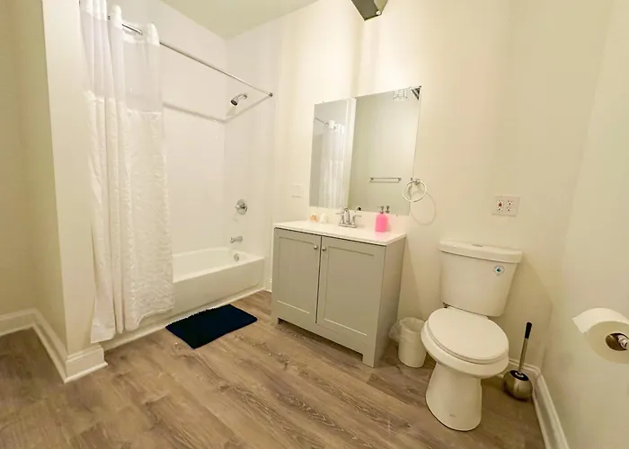 Apartment Mccormick Place Spacious 5br With Pool Table & Optional Parking Sleeps 10 Near Soldier Field And Grant Park Chicago