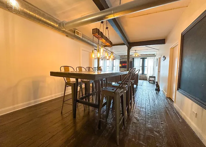 Mccormick Place Spacious 5br With Pool Table & Optional Parking Sleeps 10 Near Soldier Field And Grant Park