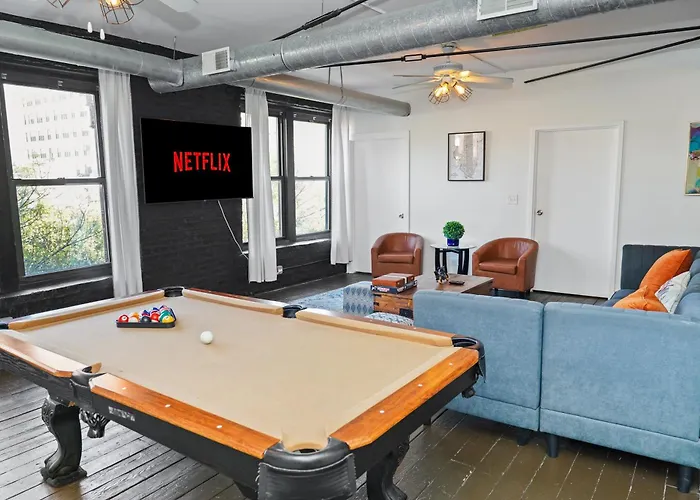 Apartment Mccormick Place Spacious 5br With Pool Table & Optional Parking Sleeps 10 Near Soldier Field And Grant Park *